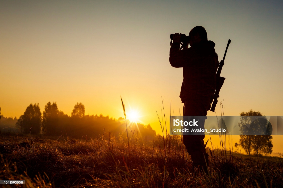 myśliwy o wschodzie słońca